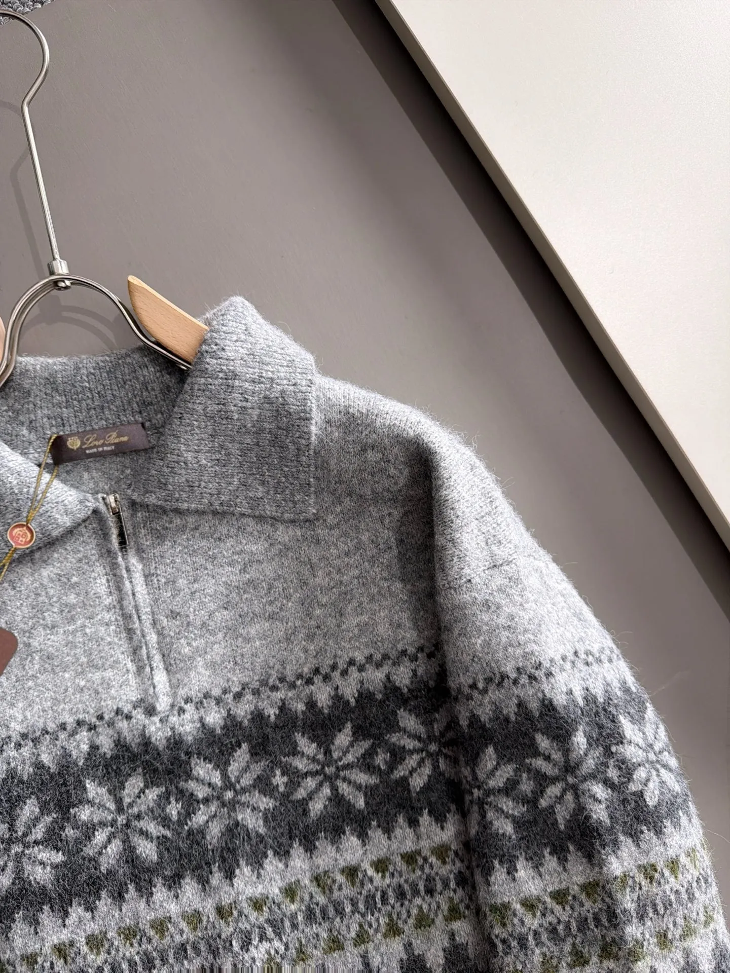 LP Loro Piana's latest sweaters from the official website for fall and winter 2026 are now on sale at the counter for Hot Sale! Specially made of wool blended fabric. It feels comfortable and can be directly in contact with the skin. The logo badge is exquisitely embroidered, which is extremely eye-catching! The details highlight the fashionable charm of big brands. Exquisite workmanship. Three-dimensional cutting style. The wearing effect is invincible and handsome! All three standards are complete! Sizes:M-3XL